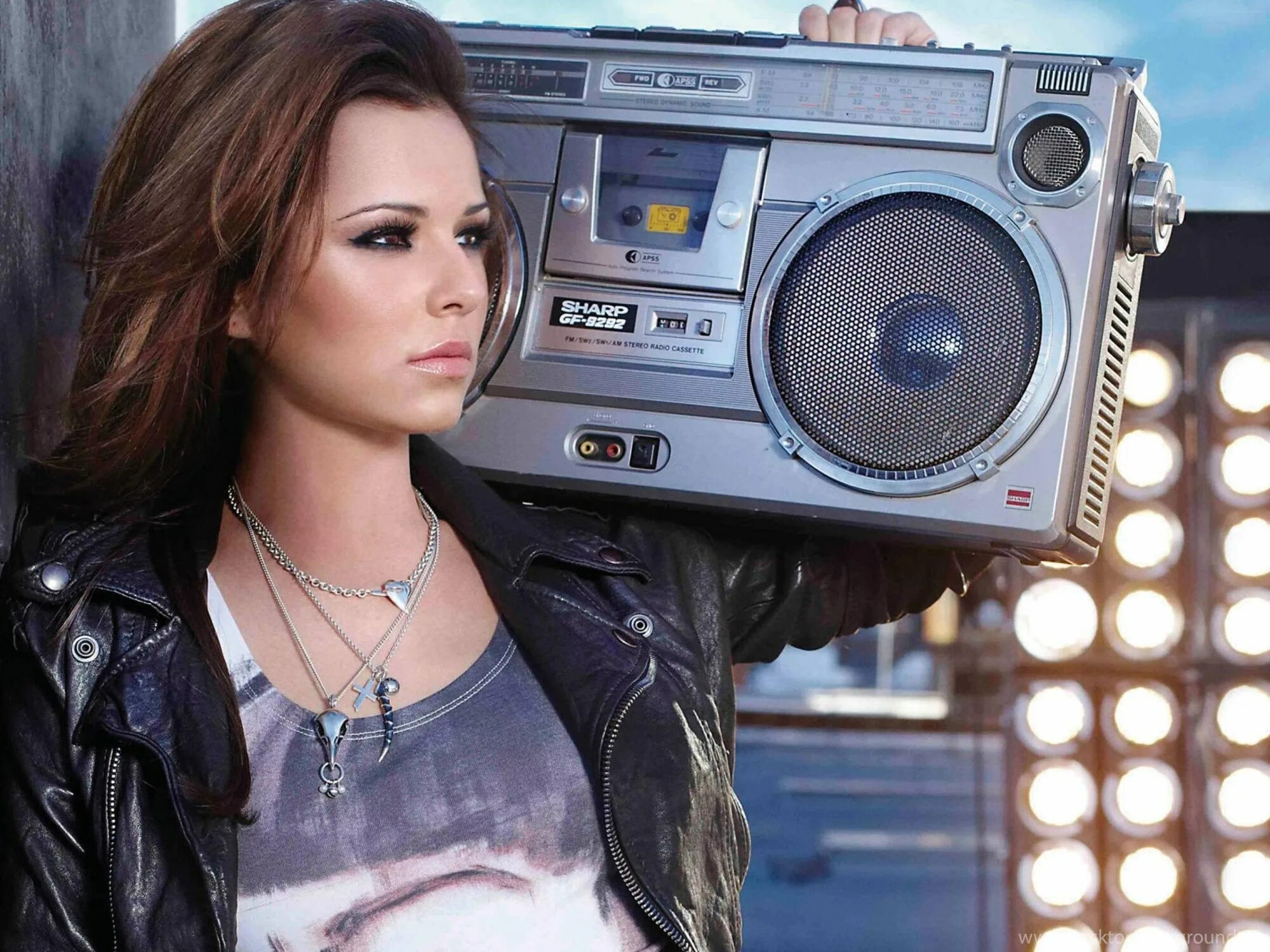 Sharp gf-9292 Boombox. Девушка с магнитофоном. Красивая девушка с магнитофоном. Музон 19 апреля