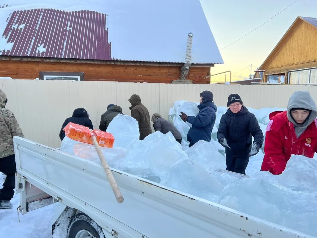 Якутия зимой. Заготовка льда зимой в Якутии. Якуты заготавливают лед. Село Пригородный Якутск. В якутии участник сво