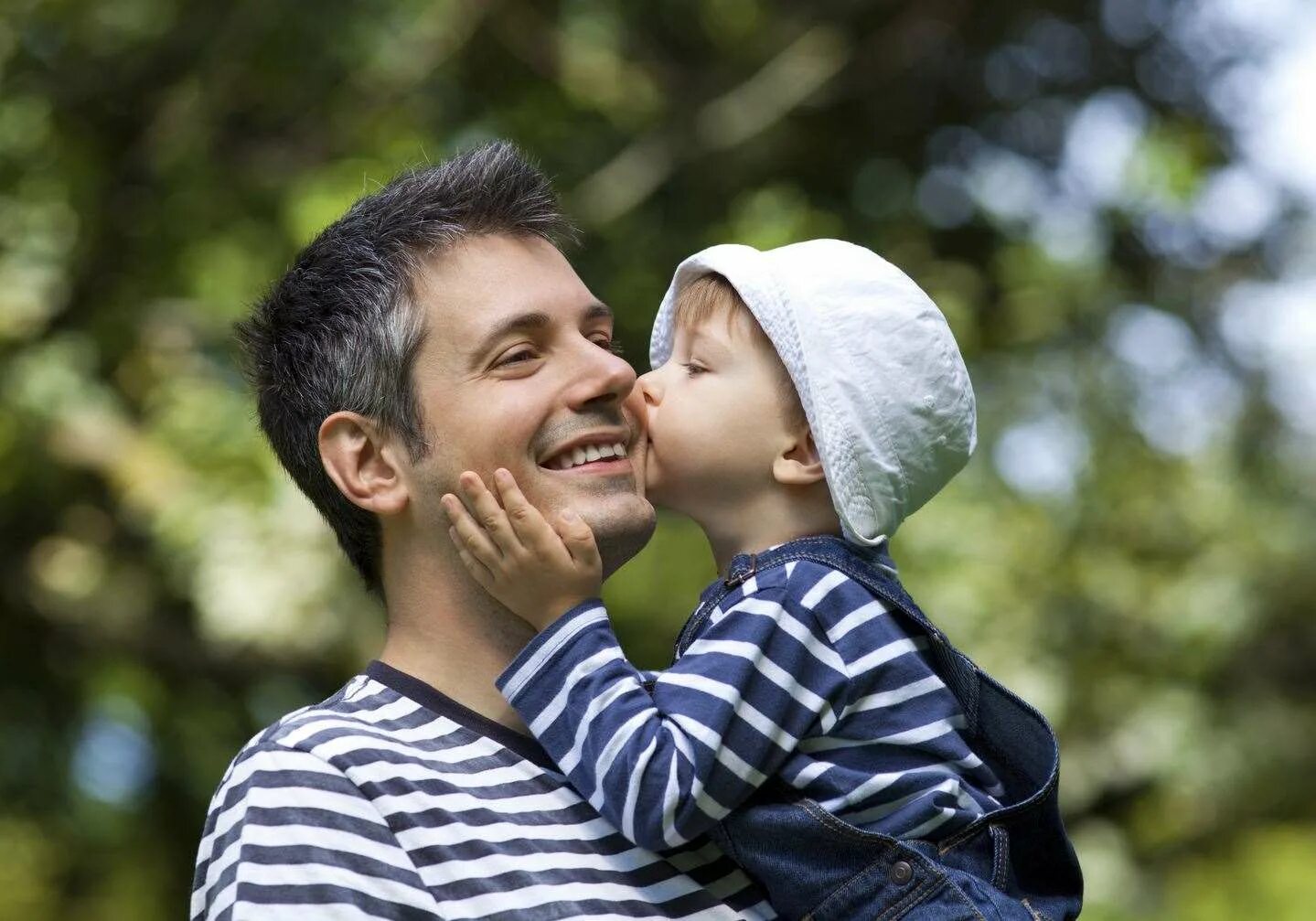 He s a good father. He s a good father. С днем папы в америке. He s a good father. Папа обнимает сына.