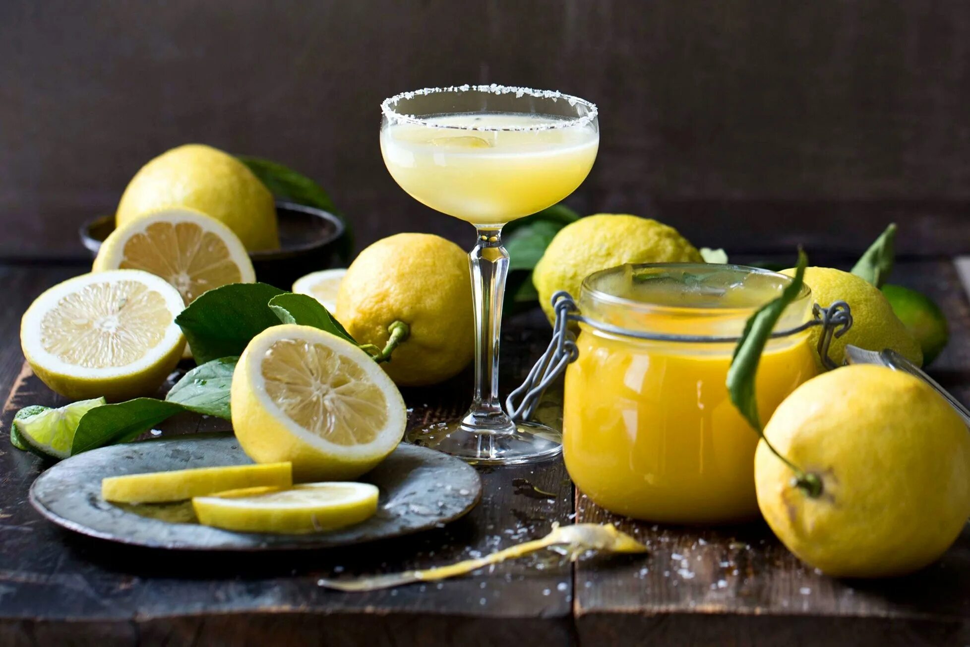 Лимончелло с соком. Лимончелло с лаймом. Базилик Лимончелло, лимонный. Красивый лимон. Лимонный стол.