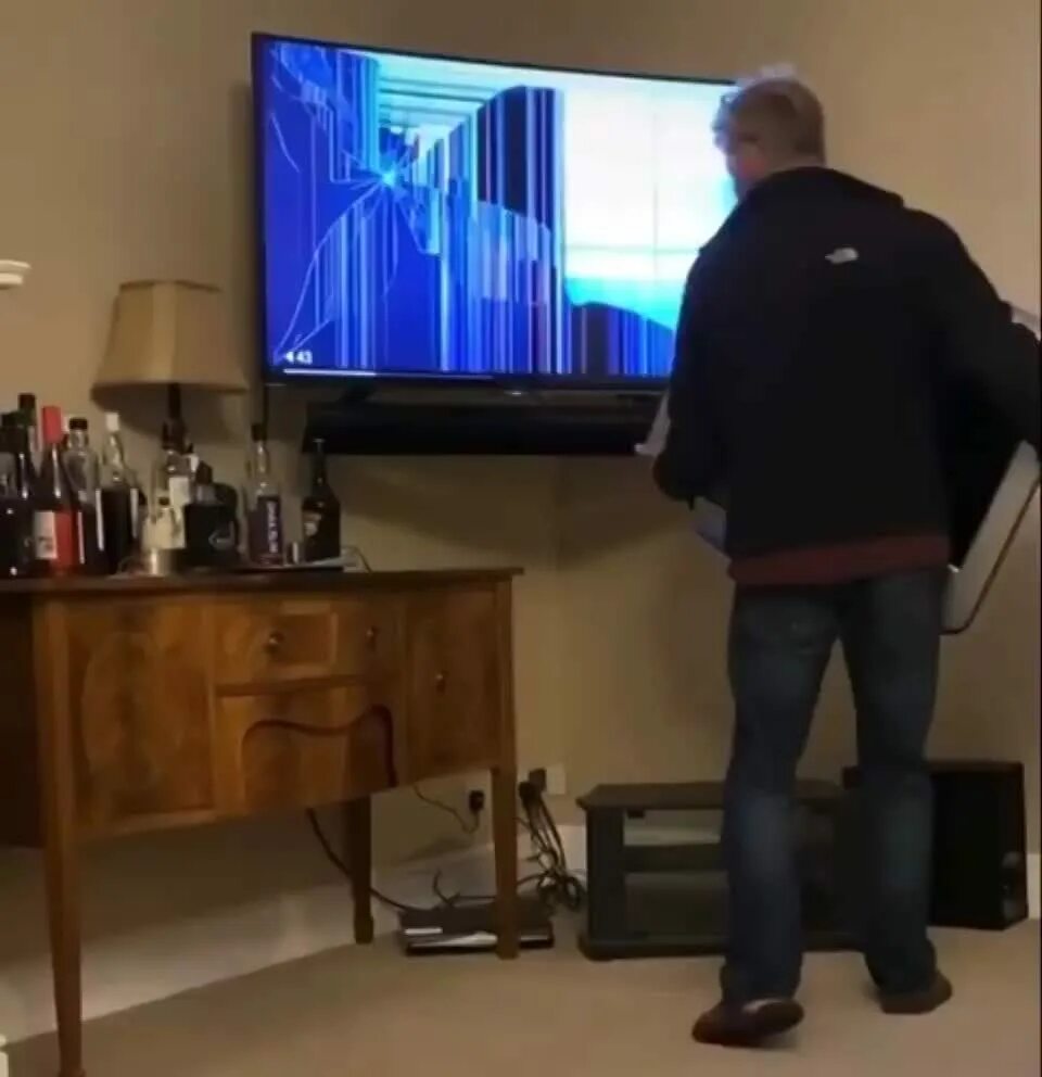 Дед разбил телевизор. Разбил телевизор. Дед сломал телевизор. Человек разбивает телевизор. Злой дед разбил телевизор.