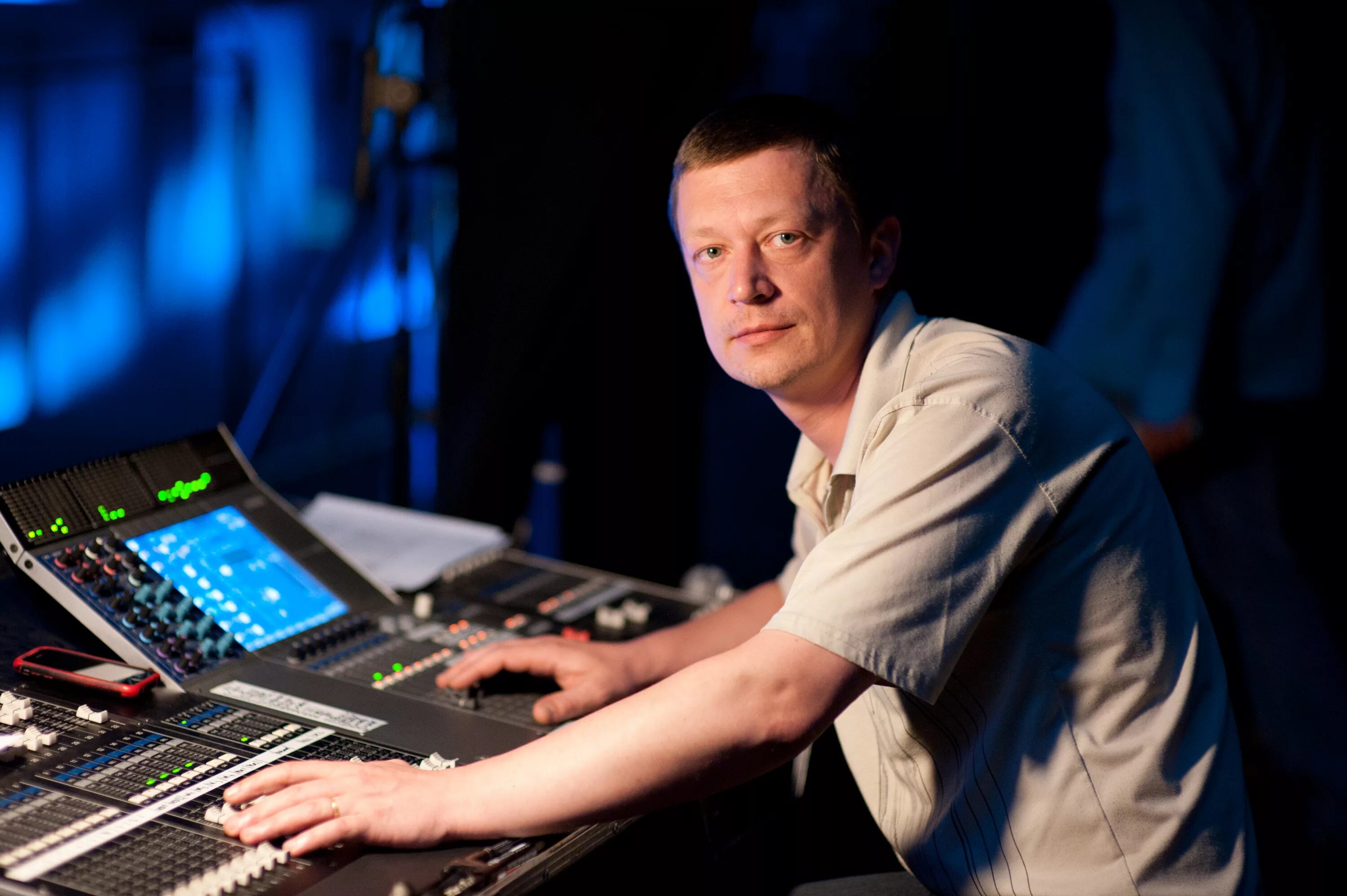 Ласыгин андрей николаевич звукорежиссер. Звукозаписывающая студия для школьников и студентов. Колледж звукооператор. Студия радиостанции. Колледж звукооператор.