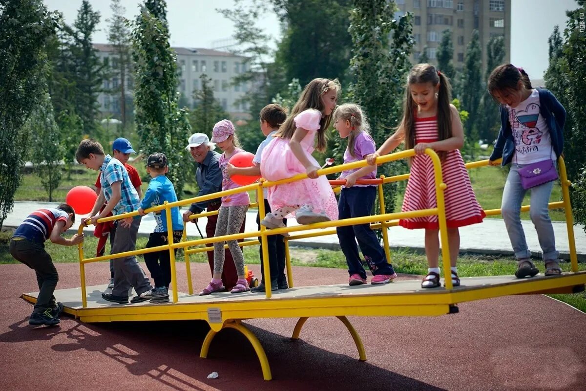 Где погулять с семьей. Дети гуляют на детской площадке. Развлечения для детей в Омске летние. Места досуга. Места досуга в парке.