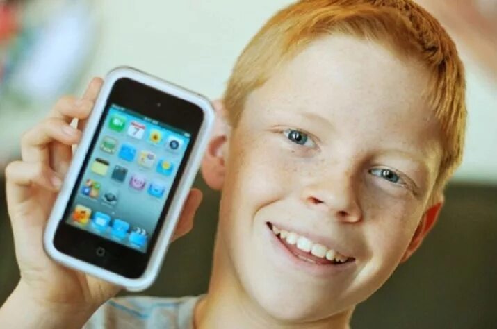 Телефон мальчик 6. Мальчик с телефоном. Мальчик с айфоном. Гаджеты для детей 10 лет. Подарок мальчику 9 лет.