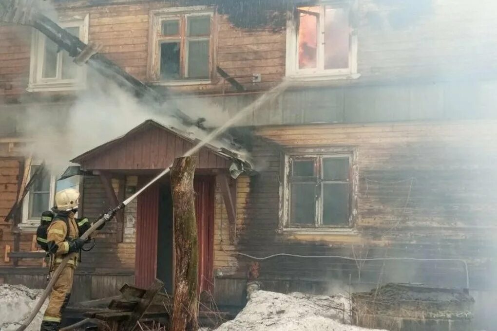 Поджог дом 2. Пожар в архангельске в соломбале 17.10.22. пожар в маймаксе архангельск. сгорел дом архангельск. пожар на колхозной в архангельске 12 квартирный дом.