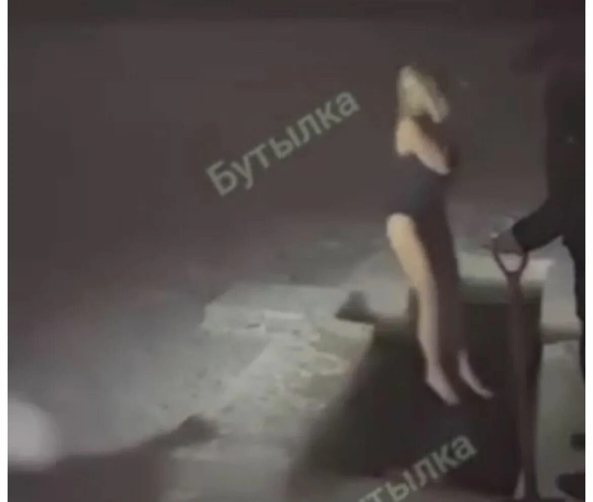 Видео где девушка утонула. Женщина утонула в проруби на крещение 2025. женщина ныряет в прорубь. женщитаутонула в проруби на крещение. женщина погибла в проруби на крещение.