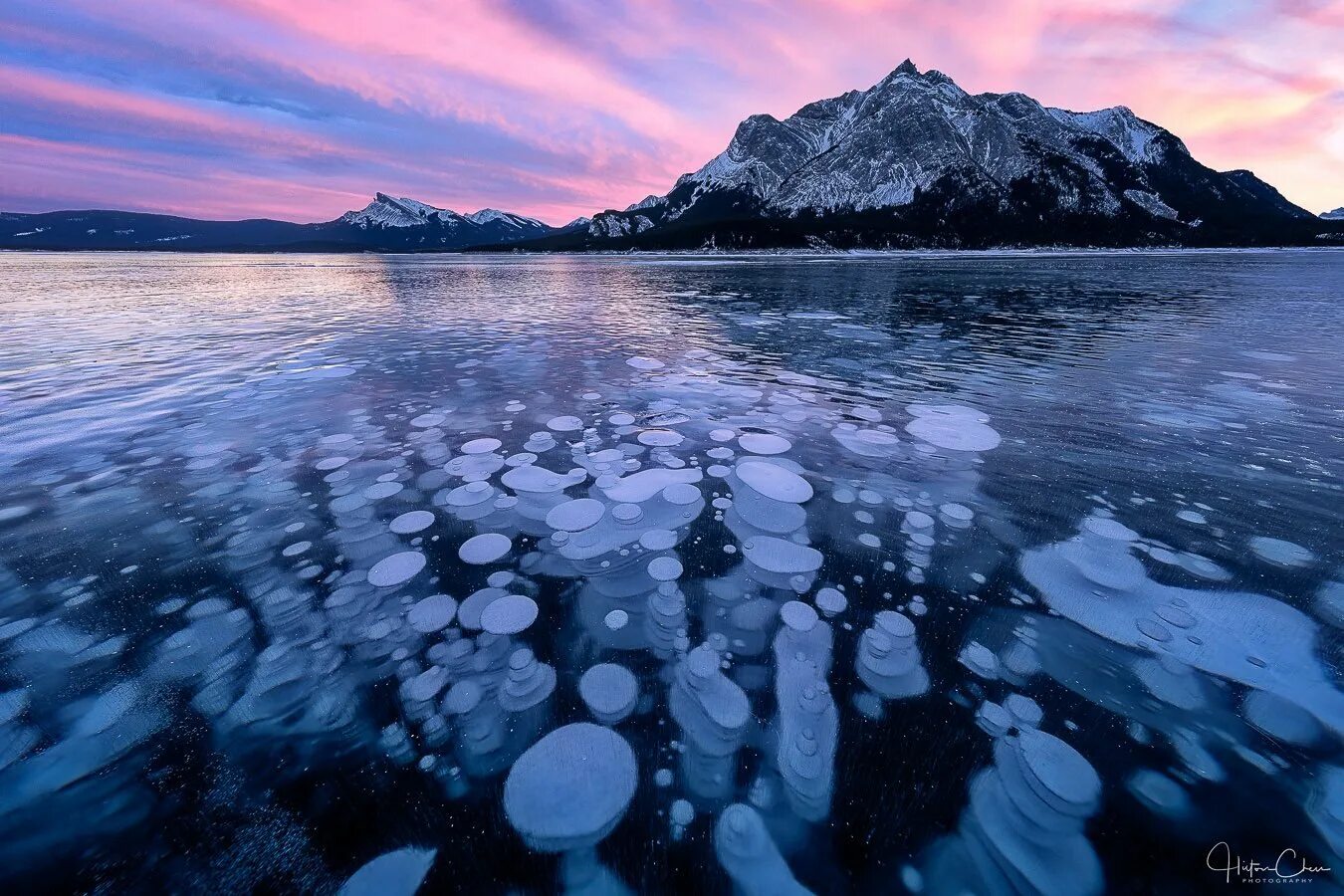 Пузырьки на байкале. Озеро Эйбрахам в Канаде. Метановые пузыри на Байкале. Пузырьки метана на Байкале.