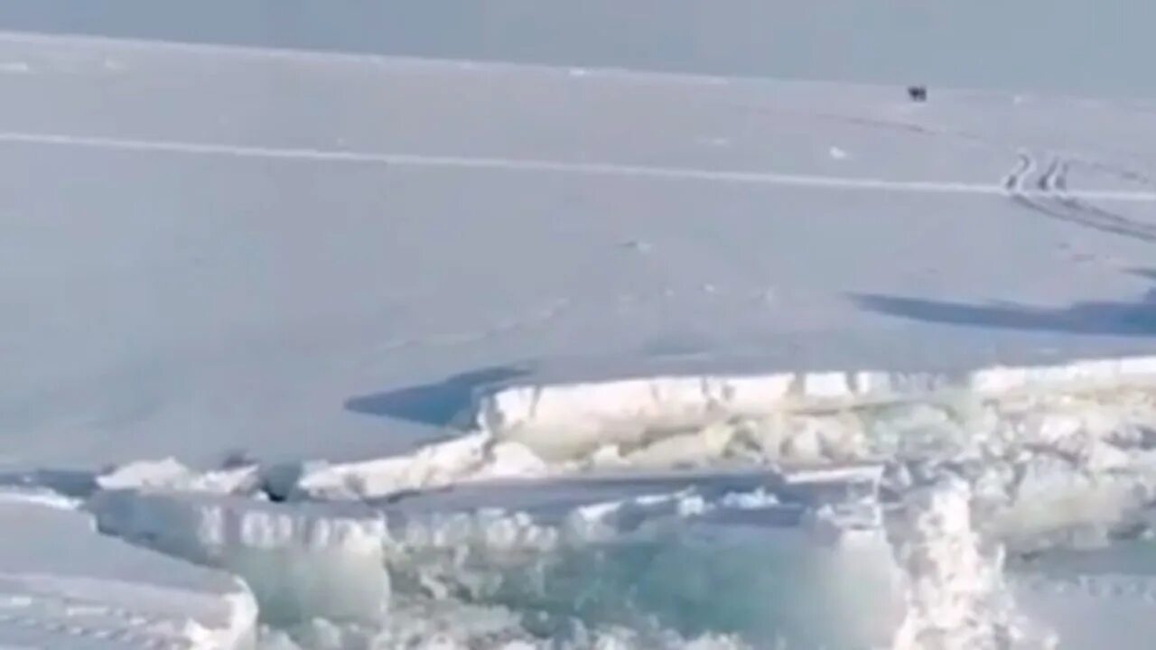Погрузится ли льдина площадью 8 м2. Ледовая рыбалка на Сахалине. Спасение рыбаков на льдине. Спасение рыбаков на Сахалине. Рыбаки на льдине в финском заливе.