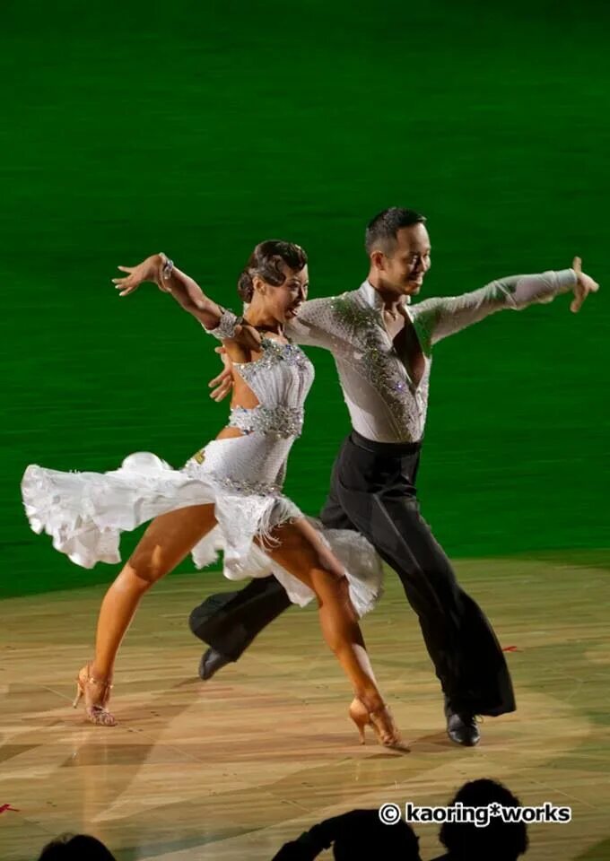 Вид танца самба. Самба бальные танцы. Бразильская самба танец. Танцоры самба. Самба румба чачача джайв.