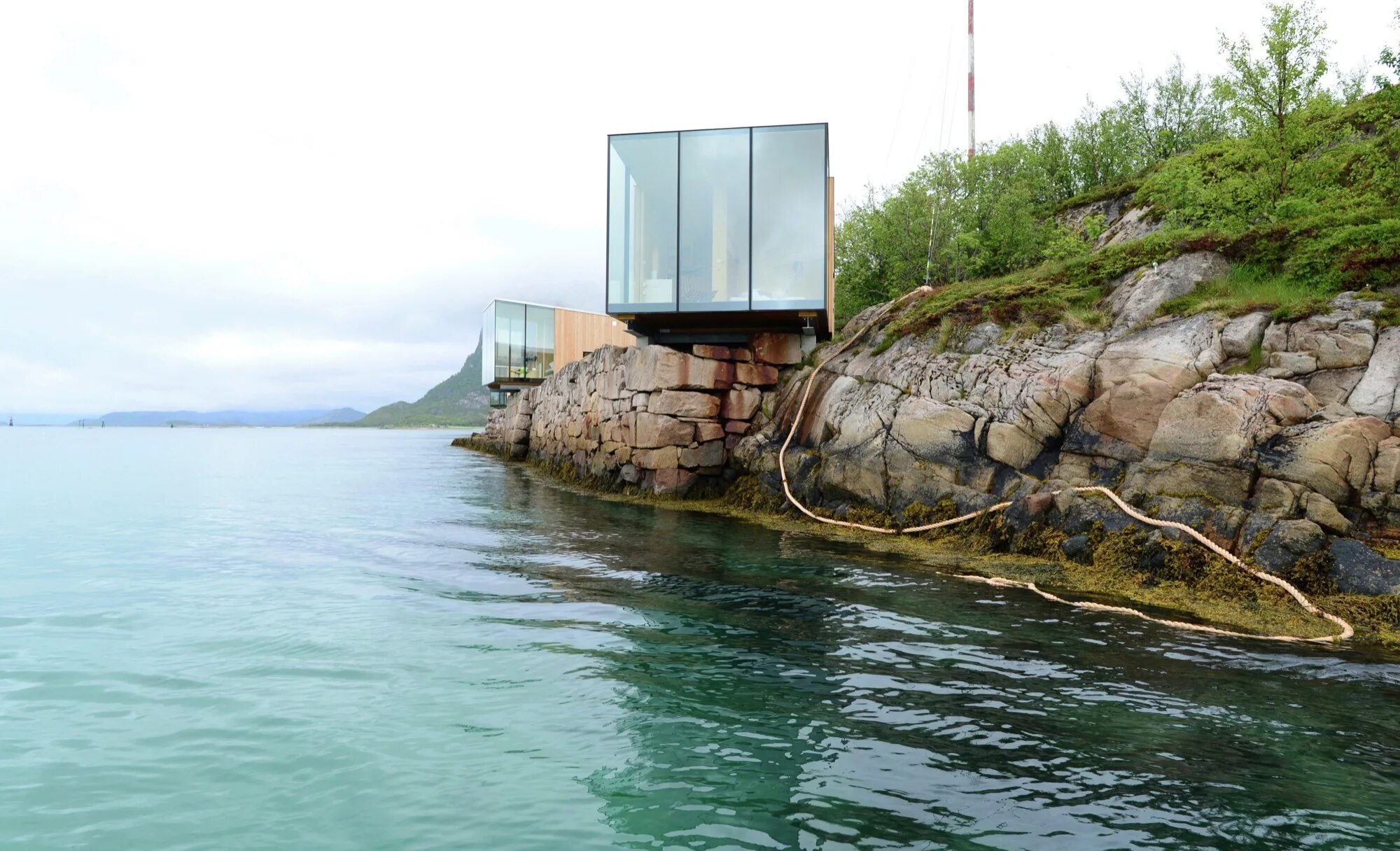 Remote island. Эко отель Manshausen Island. Эко-отель Manshausen в Норвегии. Отель. Остров Мансхаузен . Норвегия. Домик на острове в Норвегии.