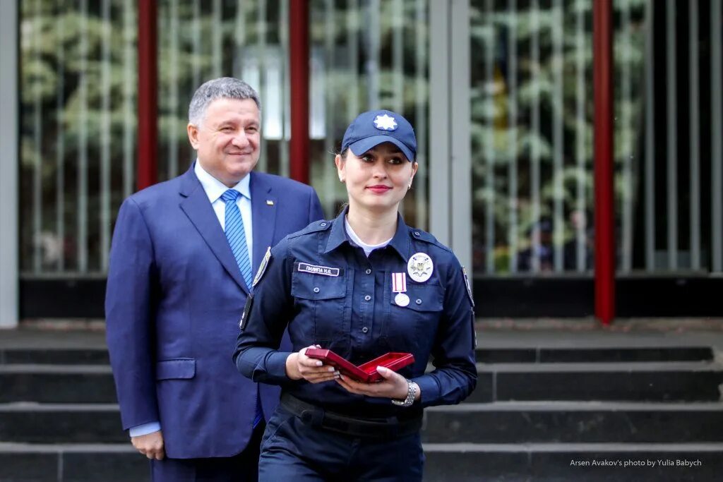 Где сейчас находится аваков. Арсен аваков в молодости. арсен аваков и инна авакова. арсен аваков ваков и его семья. арсен аваков в советской армии.