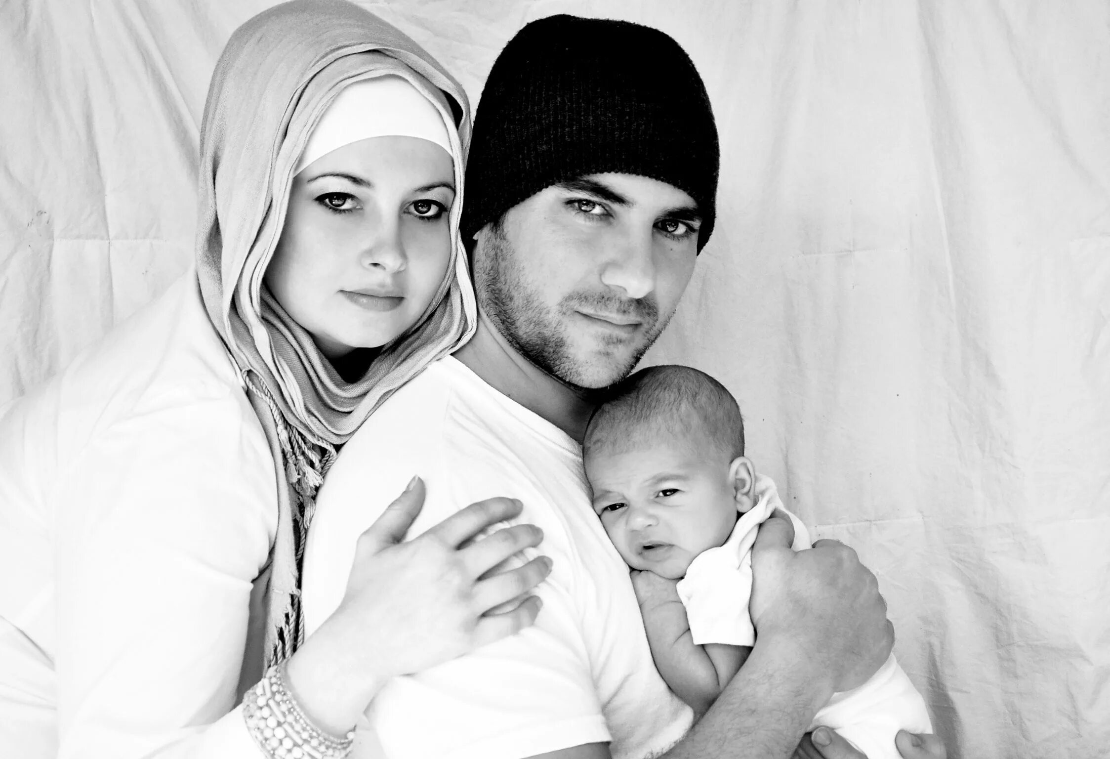 Мусульманская семья. Счастливая мусульманская семья. Мусульманка с мужем и ребенком. Мусульманская семья с детьми. Таджикский муж жена