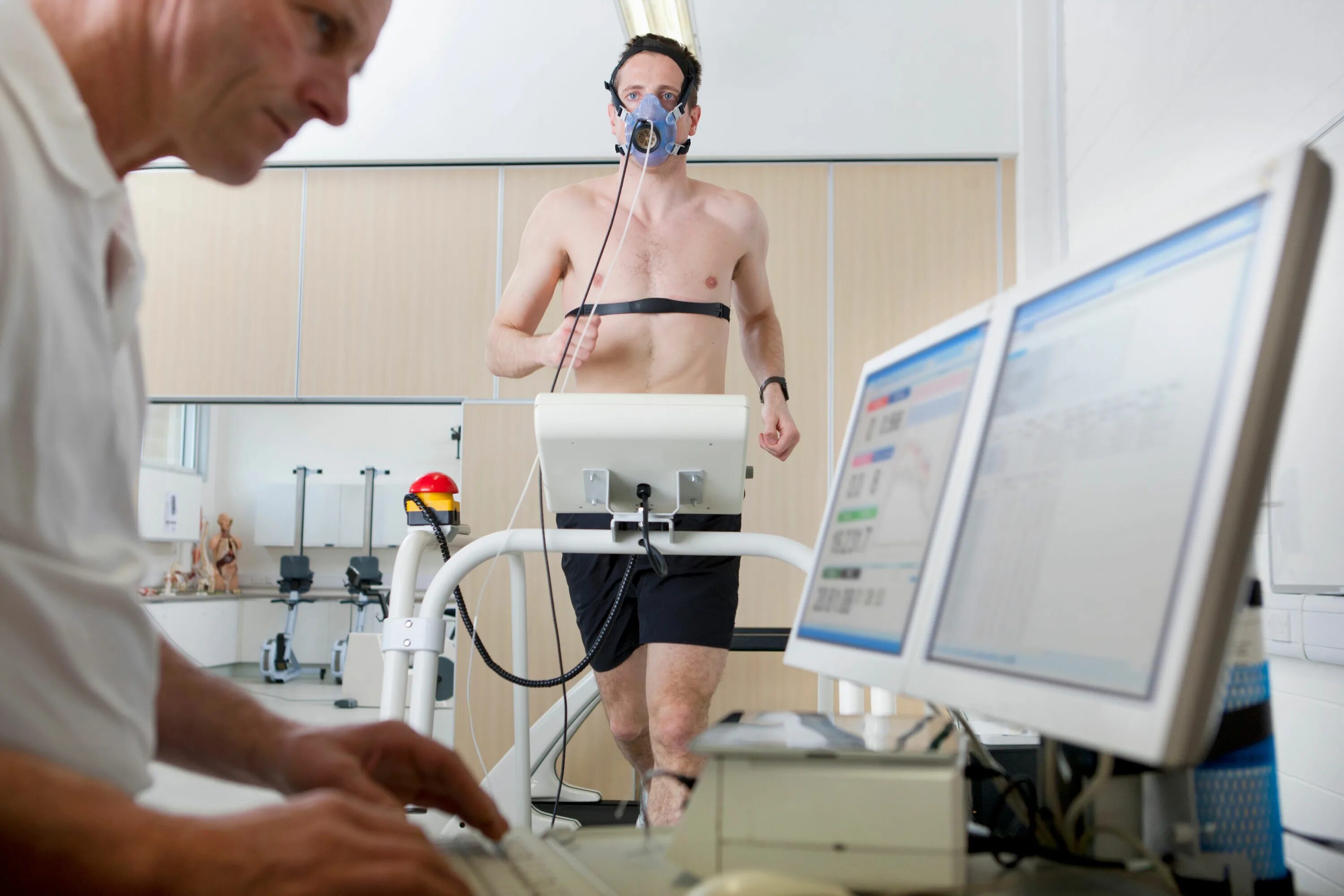 Тредмил тест с газоанализатором. Тест на газоанализаторе. Тредмил тестирования с газоанализатором. Обследование спортсменов. Тредмил тест для спортсменов.