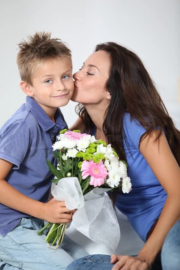 Сын с цветами для мамы. Мальчик дарит цветы маме. Маме дарят цветы. Ребенок дарит цветы маме. Сын дарит маме цветы.