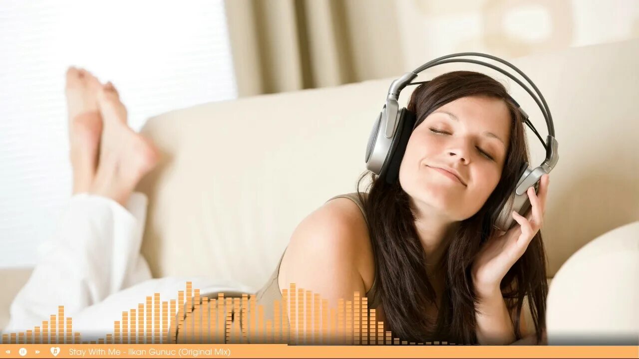 Наушники для девушек. Девушки слушающие музыку. Радостная девушка в наушниках. Человек в наушниках. Девушки слушающие музыку.