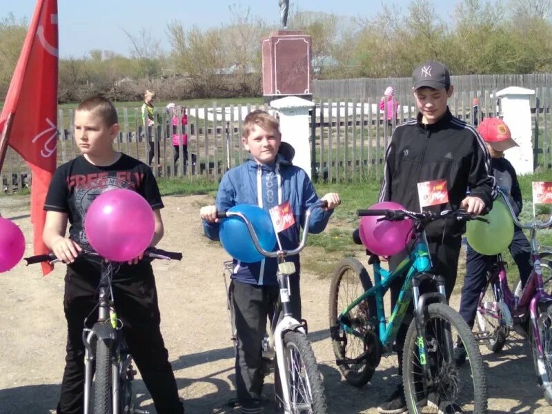 Погода ивановка алтайский край. Село Краснознаменка Алтайский край Курьинский район. Краснознаменская СОШ Курьинского района Алтайского края. Велопробег Джидинского района. Село Ивановка Алтайский край Курьинский район.