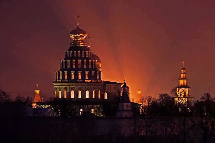 Истра ночной город. Вечерняя истра. Новый иерусалим истра ночью. Новый иерусалим истра ночью. Ночной иерусалим в истре.