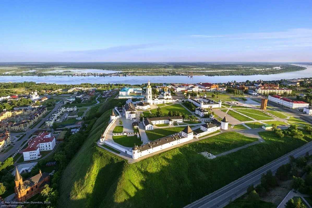 Город тобольск где. Тобольский Кремль Тюменская область. Город Тобольск Тобольский Кремль. Достопримечательности Тобольска. Тобольский Кремль.. Тобольск. Вид на Тобольский Кремль.