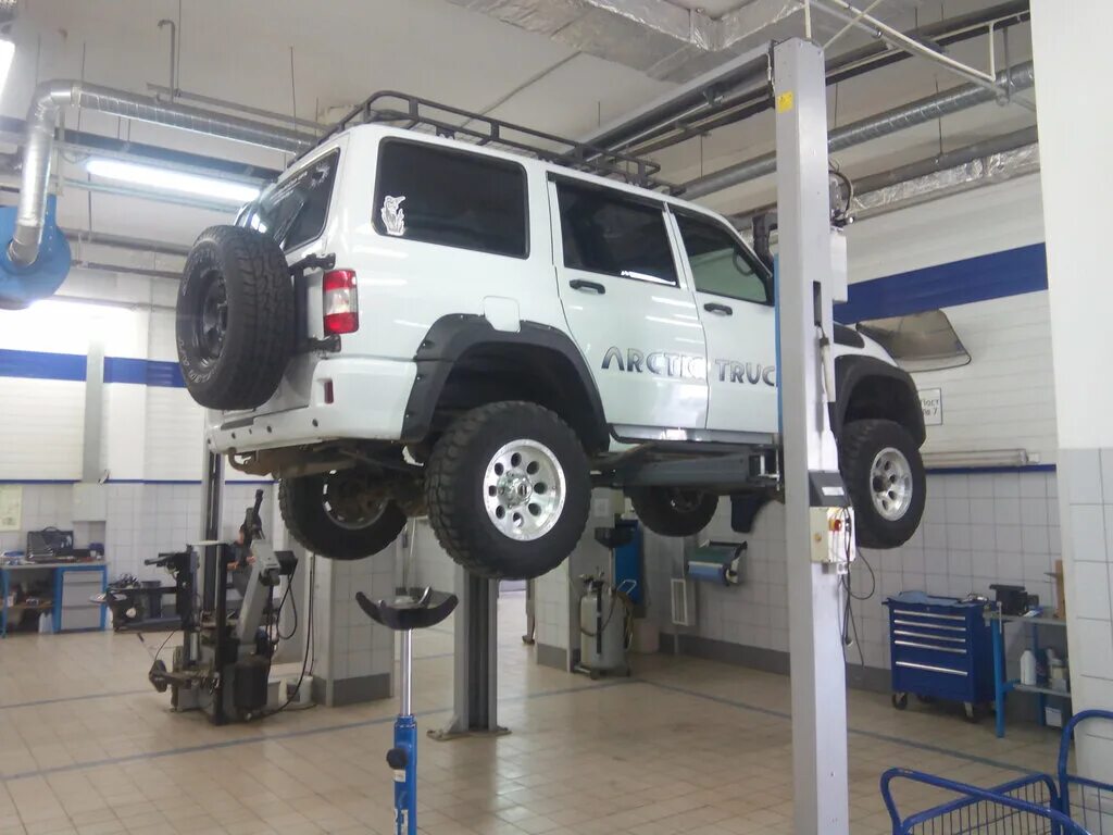 техническое обслуживание ремонт уаз. уаз автомастерская. уаз патриот на подъемнике. уаз сервис. уаз хантер 31520 на подъемнике.