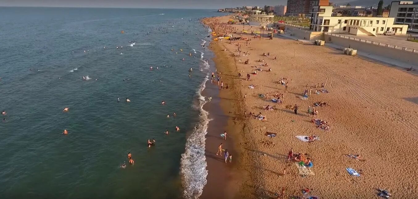 Дагестан какое море в дагестане. Каспийское море пляж дербент. каспийское море махачкала дербент. каспий море пляж дербент. дагестан дербент пляж.