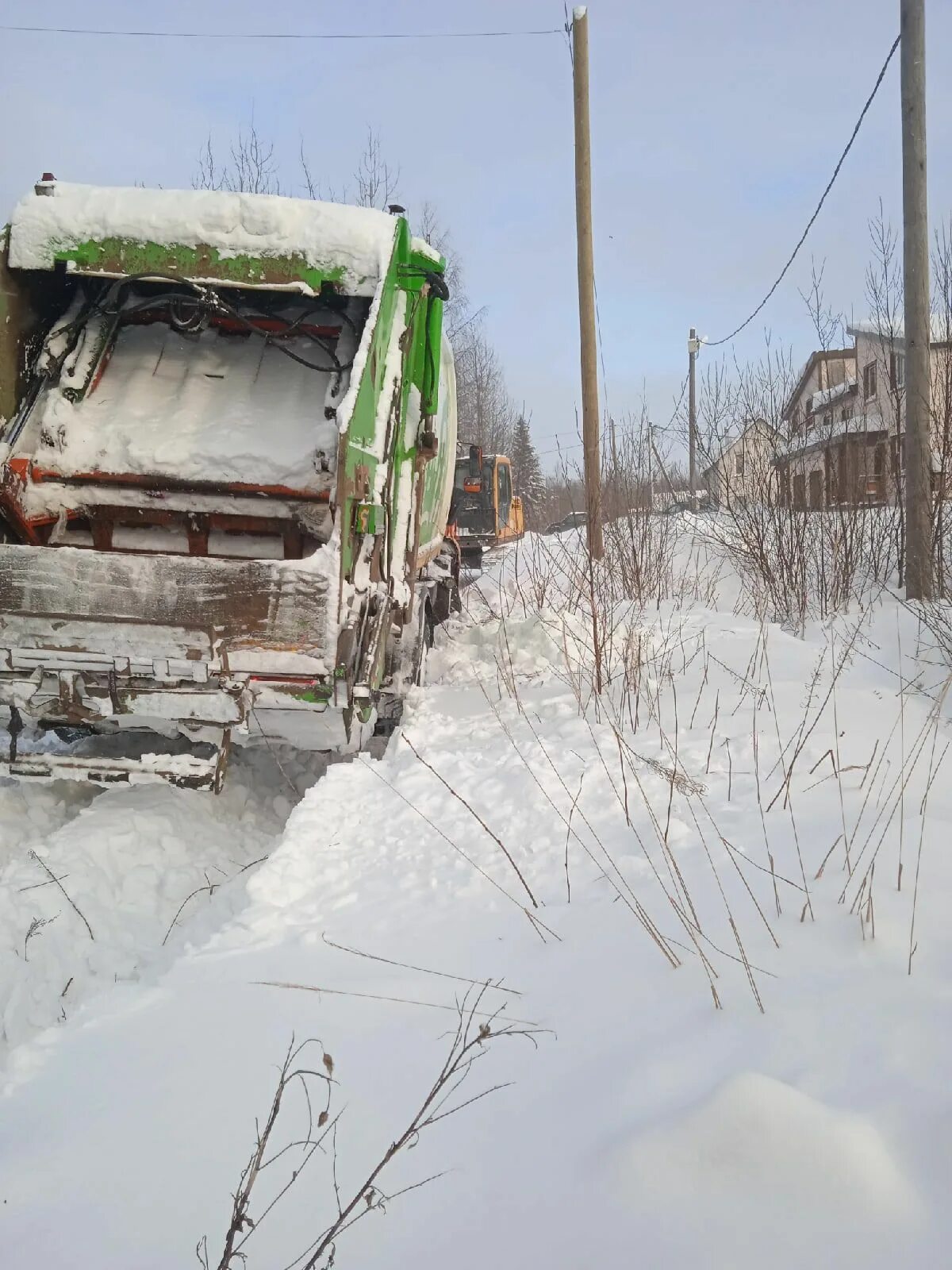 Мусоровоз снег. Мусоровоз застрял в снегу. Вытащить мусоровоз с Ужовка Нижегородская область. Мусоровоз под дождем и снегом.