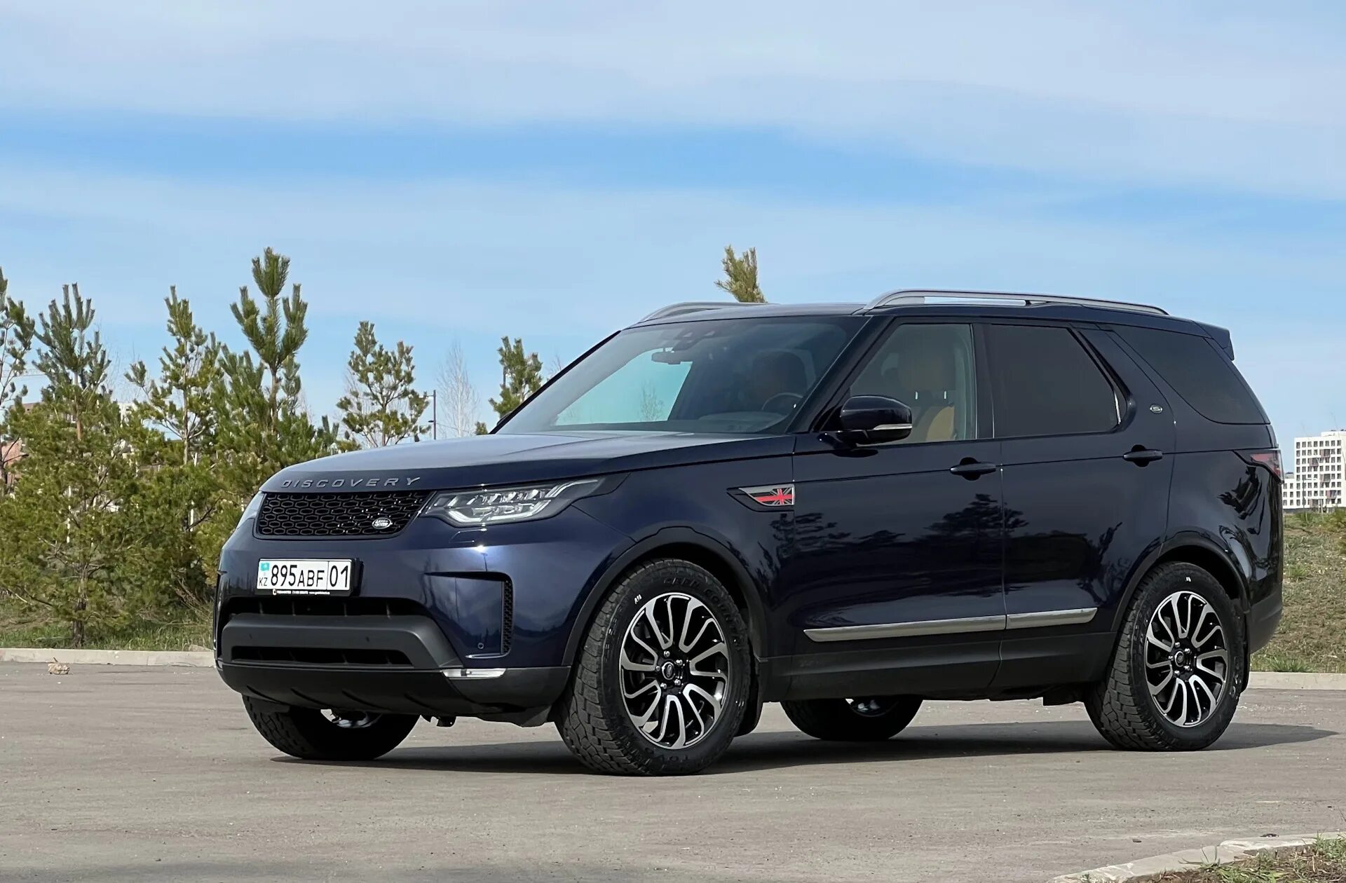 New dynamic. Land Rover Discovery 5 2020. Land Rover Discovery 5 back. Land Rover Discovery 5 синий. Обвес Land Rover Discovery 5.