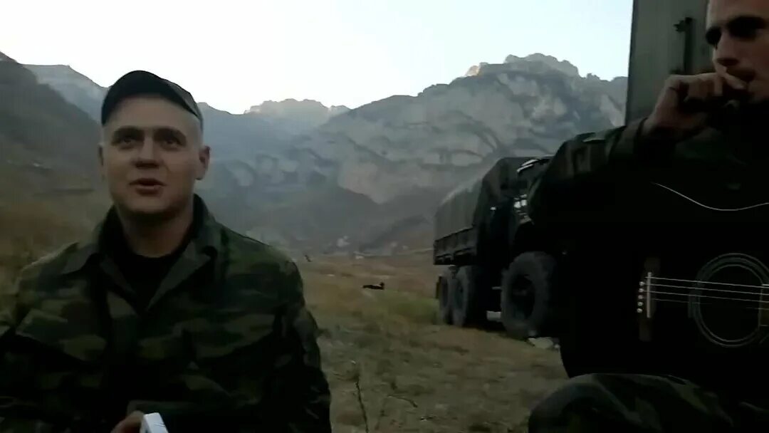 Песня поет чечня чечня. Милые зеленые глаза радмир александров. размер александров милые зеленые глаза. александр ратмиров милые зеленые глаза. ратмир александров чечня.