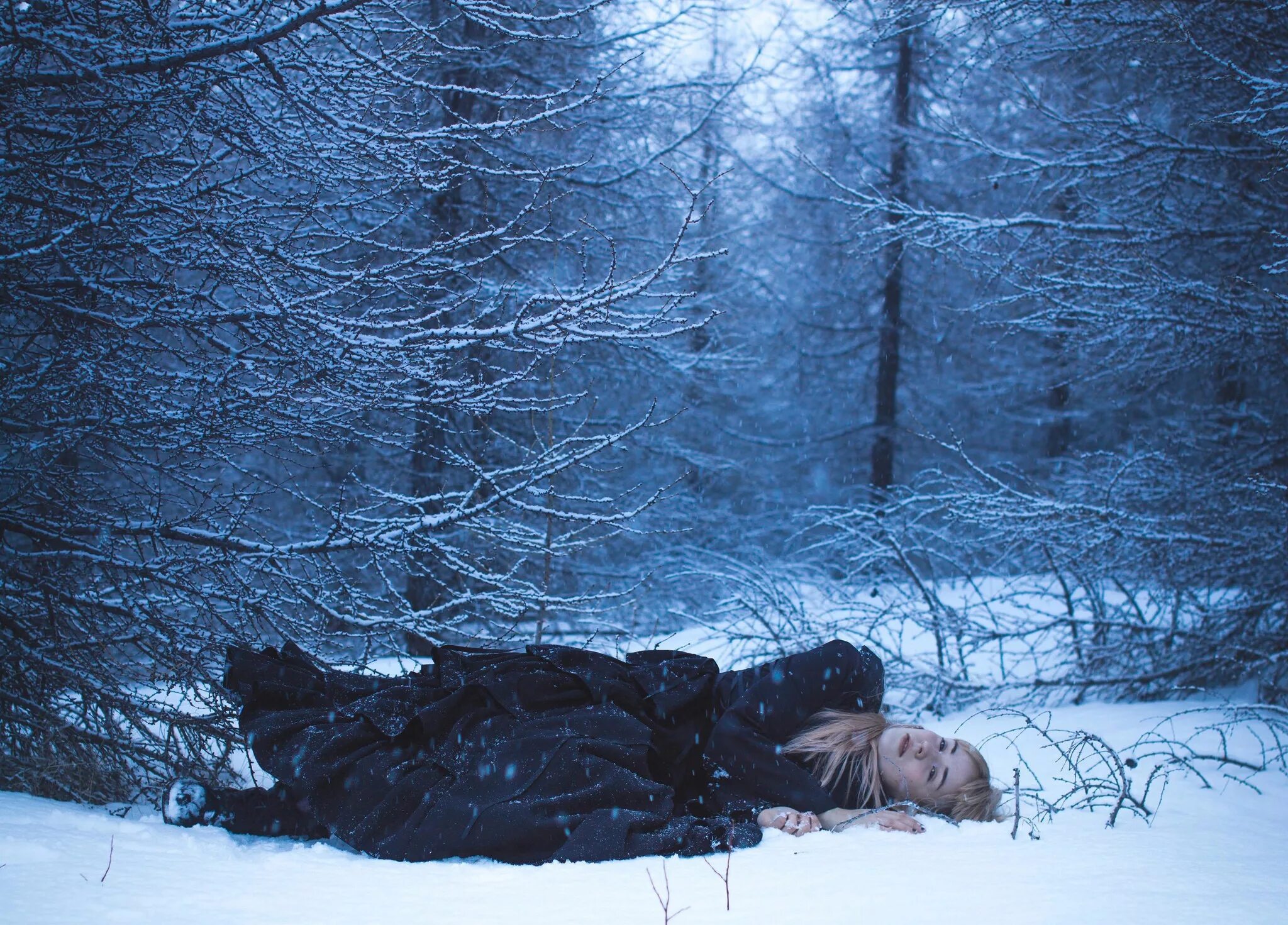 Ночью был сильный мороз. Снег лежит. Девушка зимой. Фотосессия в заснеженном лесу. Девушка лежит на снегу.