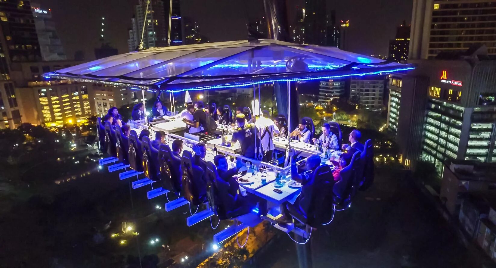 Даймонд ин зе скай. Дубай ресторан «dinner in the Sky». Ресторан "dinner in the Sky" Брюссель, Бельгия.. Диннер ин зе Скай. Ресторан в Дубае на высоте Sky.