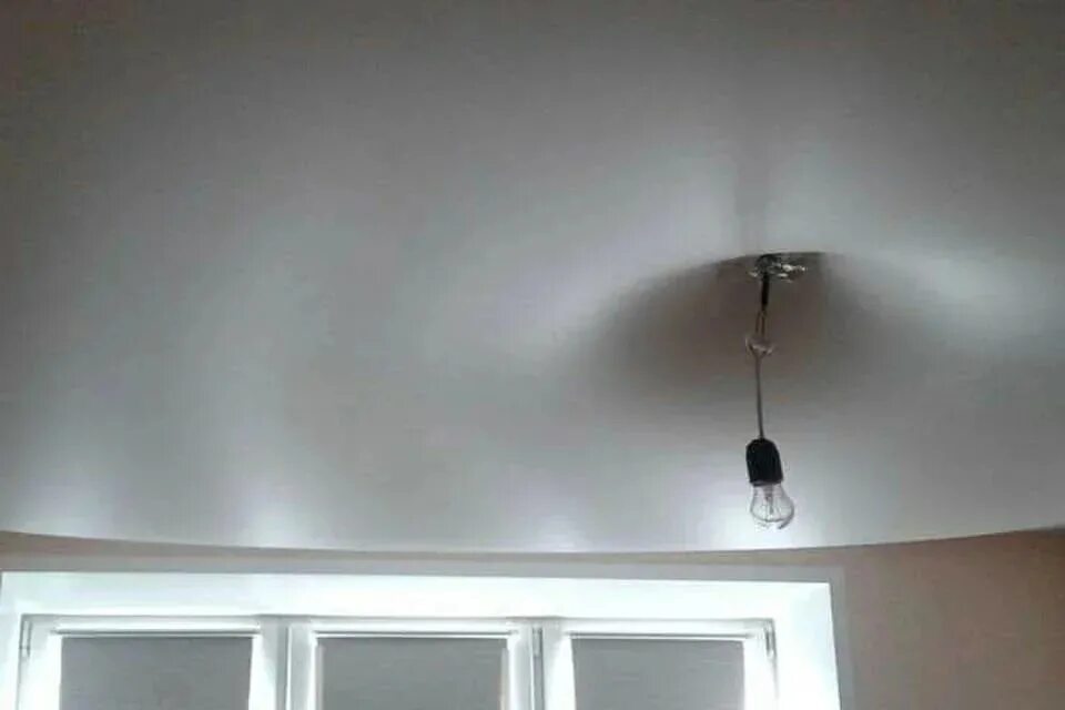 Парящие потолки. Натяжные потолки. Натяжной потолок провис от воды. Парящие потолки. Двухъярусный потолок.