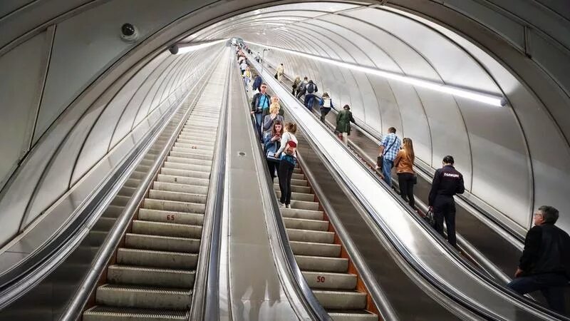 Сами глубоки метро. Станция метро Адмиралтейская Санкт-Петербург эскалатор. Адмиралтейская станция метро эскалатор. Питер станция метро Адмиралтейская эскалатор. Эскалаторы Петербургского метрополитена.