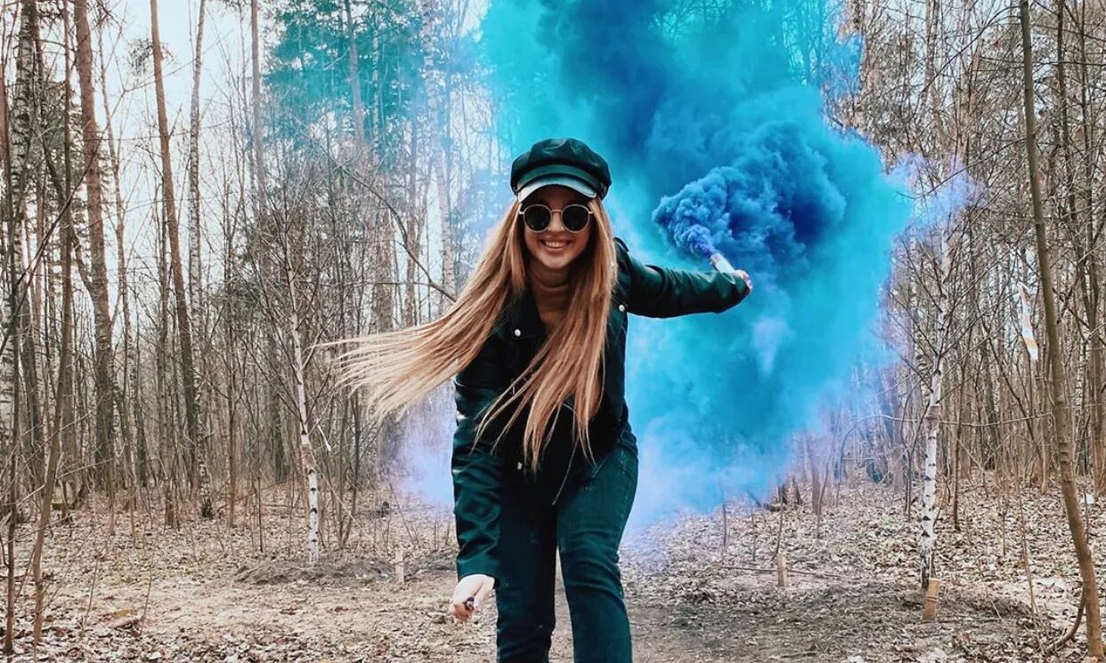 катя чапаева тик ток. поп арт. розовое каре с челкой. тик ток девушка в очках. девушка в очках с красным стеклом.