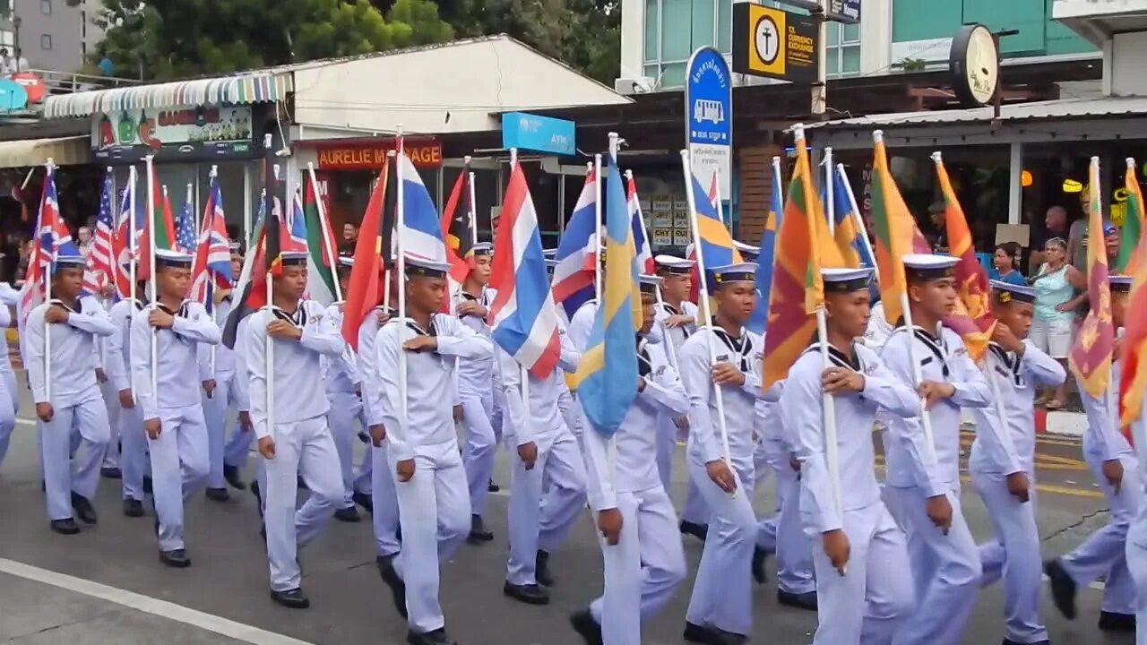 Видео парад в тайланде. Парад ВМФ В Паттайе... Парад моряков в Тайланде. Тайланд военный парад. Русские на параде в Тайланде.