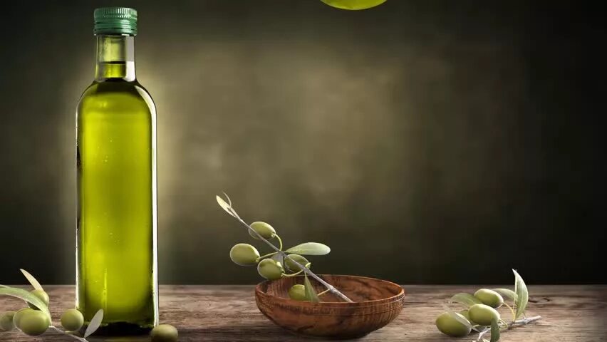Оливковое масло. Бутылка оливкового масла. Бутылка и оливки. Оливковое масло фон.