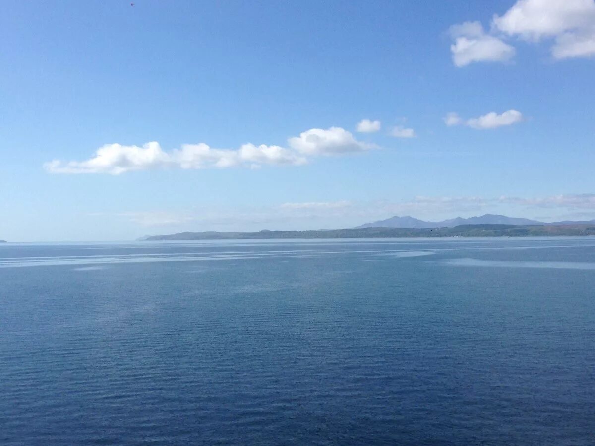 Вдали на горизонте. Море вдалеке. Море вдали Горизонт. Далекое море. Вид на море издалека.