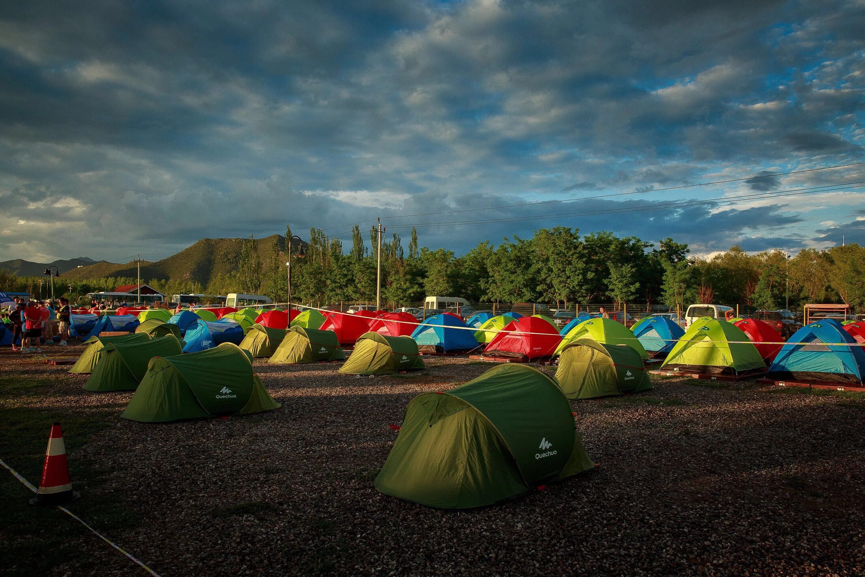 Camping rus. Палаточный лагерь Камлак. Салаирские плесы палаточный городок. Лагерь с палатками. Лагерь из палаток.