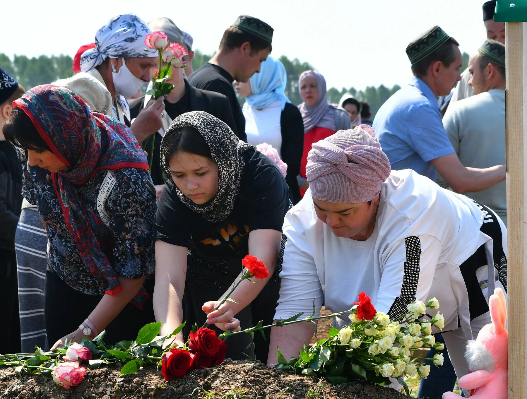 Мурза похоронили. Похороны детей погибших в Казани в школе 2021. Похороны детей в Казани погибших в 175 школе. Гимназия 175 Казань похороны.