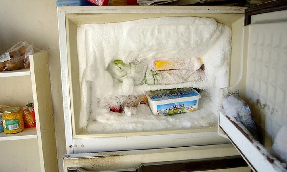 Сломанный холодильник. Разломанный холодильник. Разморозить холодильник. Старый холодильник со льдом. Почему нельзя размораживать