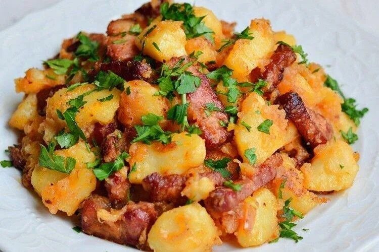 тушеная картошка с копченой. тушеная картошка с копченой. тушеная картошка с колбасками. тушеный картофель с ребрышками. картошка тушеная с грудкой.
