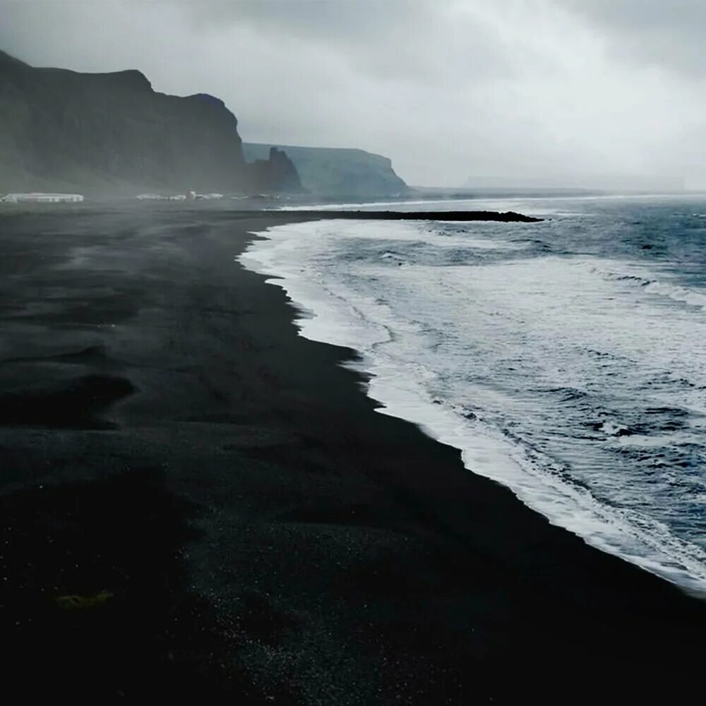 Слушать океан без тебе. Черный песок. Исландия пляж с черным песком. Глубокое море 2023. Черный песок сверху.