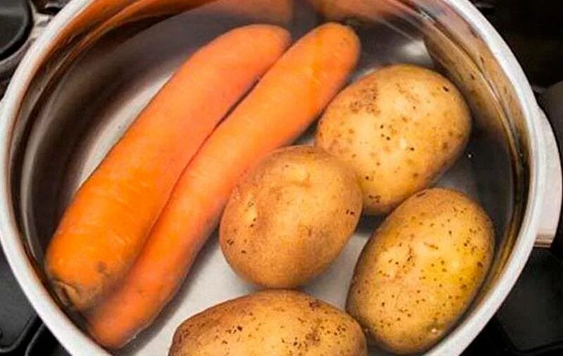 Как варить морковь в мундире. Картофель и морковь. вареные картофель и морковь. картофель и морковь в кастрюле. овощи варятся.