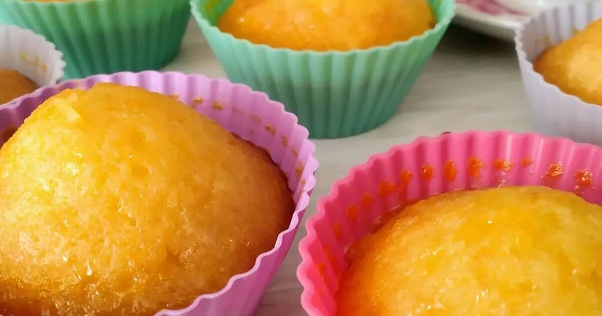 лимонный маффин. вязаный лимонный кексик. рецепт кексов в формочках силиконовых в духовке с лимонной цедрой. лимонные кексы рецепт в формочках. лимонные маффины на кефире.