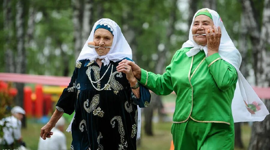 Татарская бабушка с внуками. Бабушка татарка Сабантуй. Сабантуй Нижнекамск 2020. Татарская бабушка на Сабантуе. Мусульманская бабушка.