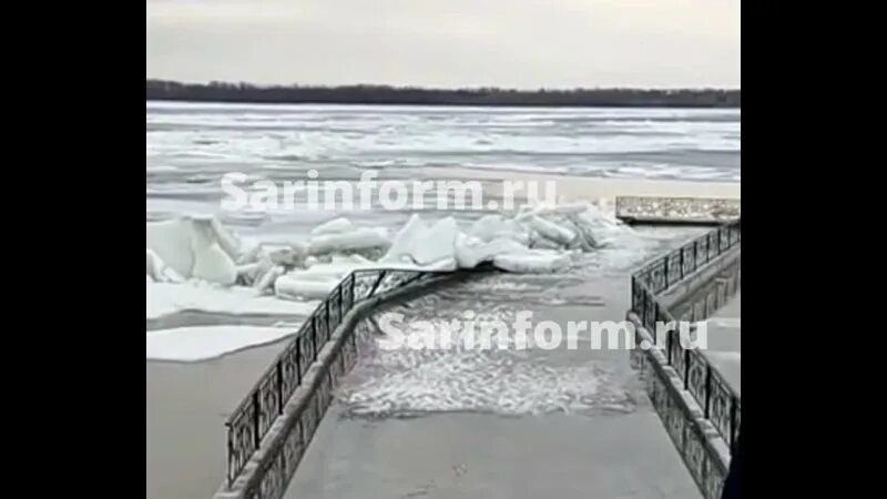 Ледоход на волге 2024. Ледоход на Волге в Камышине в 1960. Ледоход на Волге. Ледоход на Волге 2023 Казань. Мол оградительное сооружение.