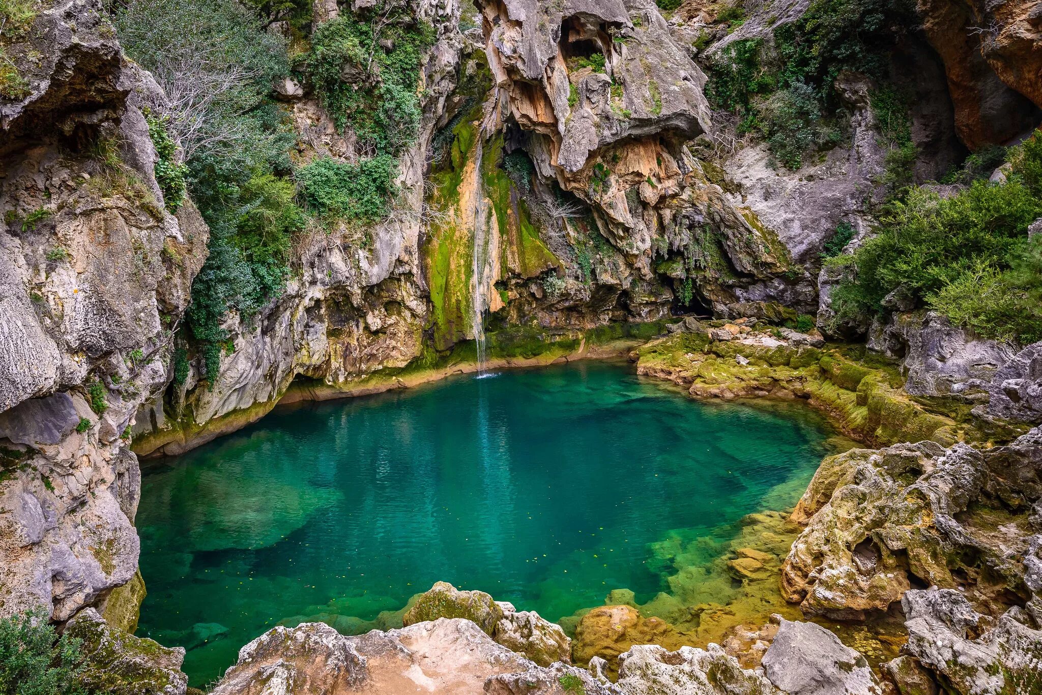Водопады голубое озеро. Изумрудный каньон Крым. Зеленогорье Крым водопады. Изумрудный каньон Сочи. Грот изумрудный Адыгея.
