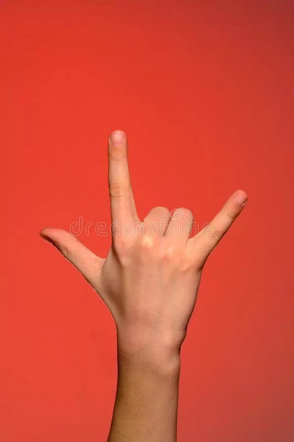 Показывать три пальца. Три пальца. Жест 3 пальца. Человеческая красная рука. Немцы показывают три пальца.
