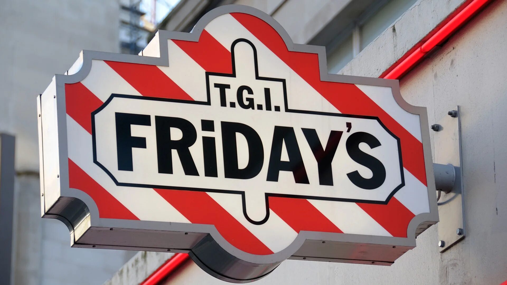 Friday build. Тги фрайдей. ресторан tgi fridays. фрайдис логотип. тиджей фрайдис.