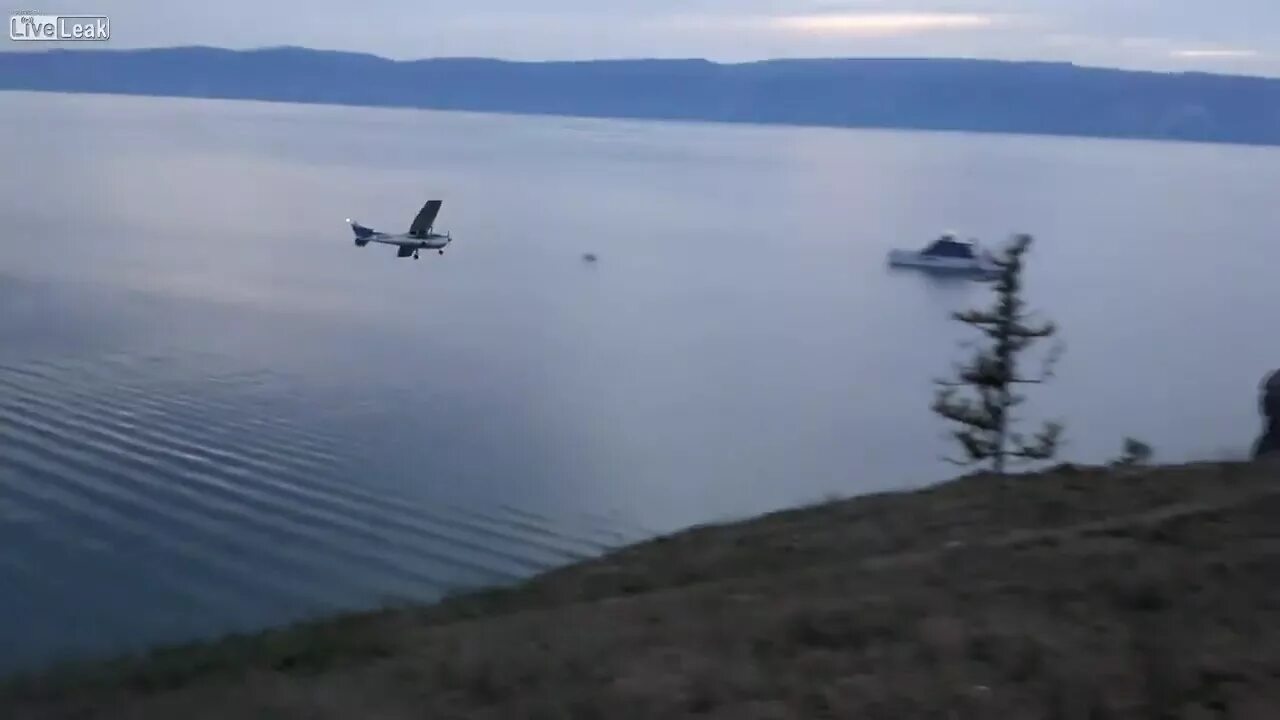 Самолет падает в воду. Легкомоторный самолет Байкал. Затонувший самолет на Байкале. Самолеты Байкал и Ладога.