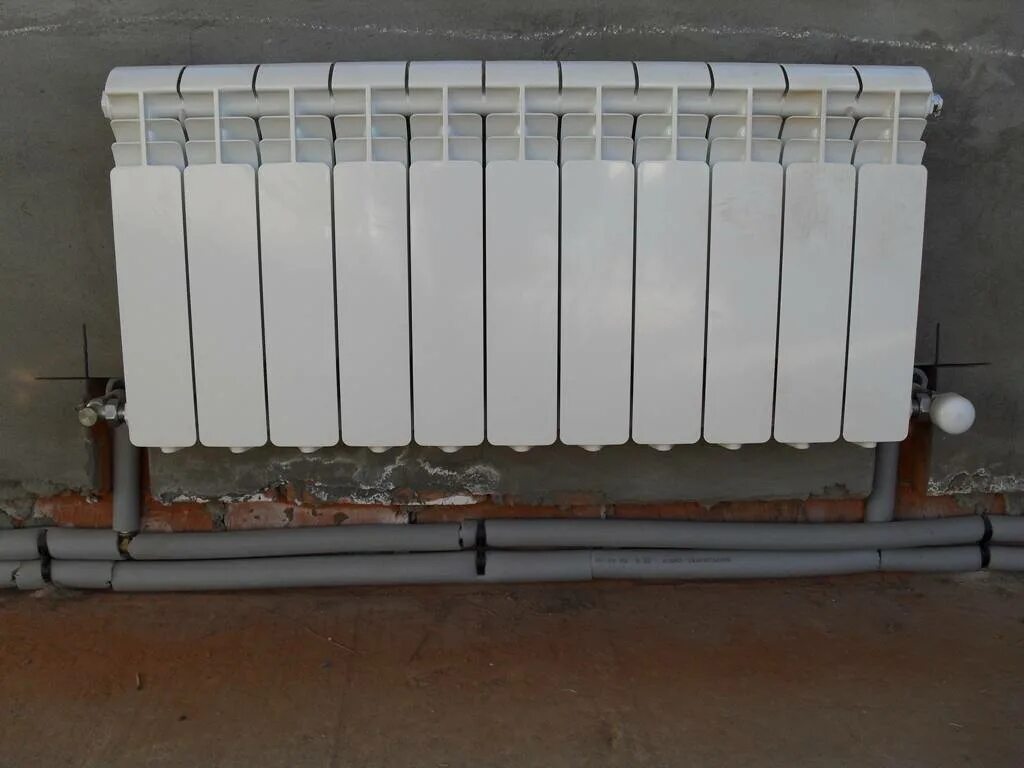 Полипропилен трубы на батареи. Обвязка алюминиевого радиатора полипропиленом. Полипропилен к чугунной батарее. Радиатор на полипропилене. Радиаторы керми обвязка.