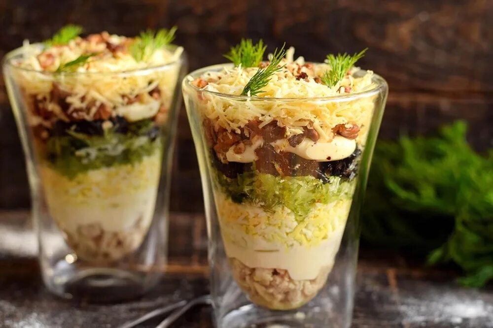 Салат в креманках. Салаты порционные в креманках фото. Салат в креманках. Салат в креманках. Салаты порционные в креманках фото.